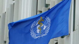 Krefjast þess að friðhelgi Alþjóðaheilbrigðismálastofnunarinnar verði afturkölluð Krefjast þess að friðhelgi Alþjóðaheilbrigðismálastofnunarinnar verði afturkölluð