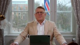 Jón Gnarr segir sig úr þingflokki Viðreisnar en styður áfram ríkisstjórnina Jón Gnarr segir sig úr þingflokki Viðreisnar en styður áfram ríkisstjórnina