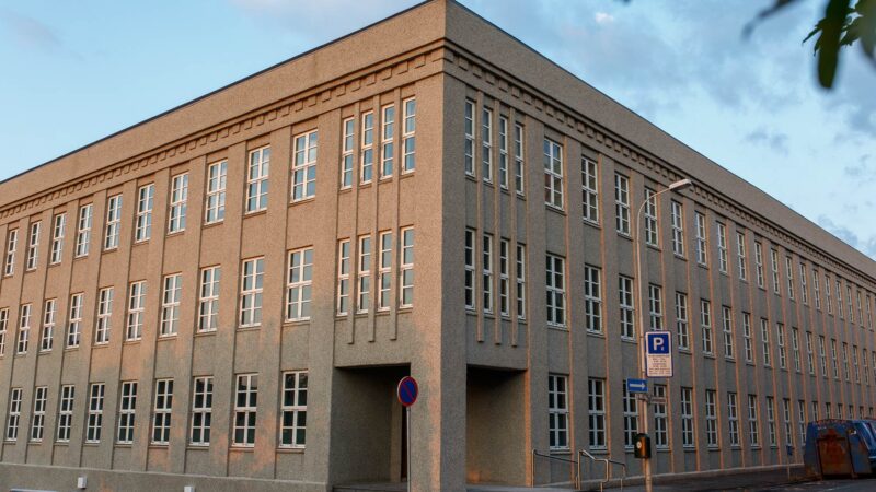 Tryggja að stjórnmálasamtök uppfylli skilyrði til móttöku opinberra greiðslna