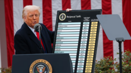 Trump snýr úr vörn í sókn og boðar 10% alþjóðlegan toll eftir úrskurð Hæstaréttar Trump snýr úr vörn í sókn og boðar 10% alþjóðlegan toll eftir úrskurð Hæstaréttar