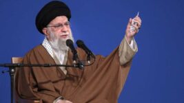 Ali Khamenei féll í loftárás Ísraela á Teheran Ali Khamenei féll í loftárás Ísraela á Teheran