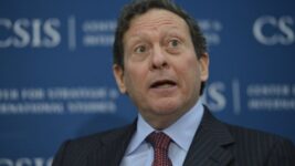 Thomas Pritzker lætur af störfum sem stjórnarformaður Hyatt hótelkeðjunnar vegna tengsla við Epstein Thomas Pritzker lætur af störfum sem stjórnarformaður Hyatt hótelkeðjunnar vegna tengsla við Epstein