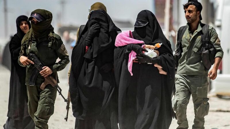 Þúsundir ættingja grunaðra ISIS-liða flúðu úr al-Hol búðunum Þúsundir ættingja grunaðra ISIS-liða flúðu úr al-Hol búðunum