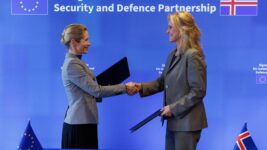 Þorgerður skrifar undir samning um samstarf við ESB á sviði öryggis- og varnarmála