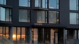 Kona ákærð fyrir manndráp á Edition