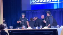 Trump komið í skjól eftir skothvelli á blaðamannakvöldi í Washington