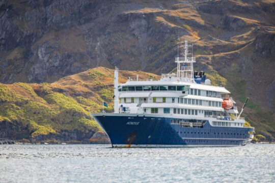 Arctic-Wildlife-Cruises_Accommodation_MV-Hondius_Andrew-Peacock-1600x1067-1.jpg