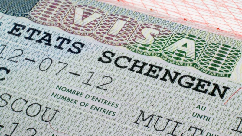 Stjórnvöld Schengen-ríkja hafa breytt vegabréfsáritunum í gróðavél
