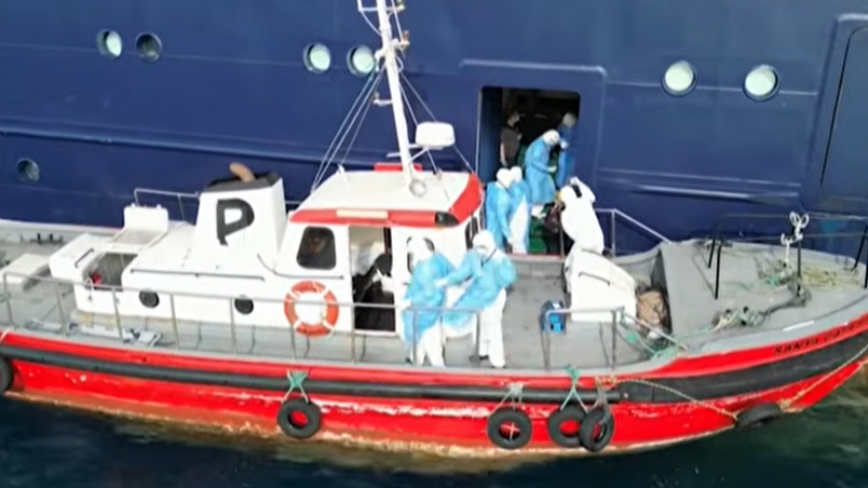 Þrír farþegar fluttir af MV Hondius í land vegna gruns um hantaveirusmit Þrír farþegar fluttir af MV Hondius í land vegna gruns um hantaveirusmit
