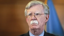 John Bolton játar að hafa sent fjölskyldumeðlimum leynileg ríkisskjöl