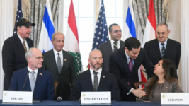 Ísrael, Líbanon og Bandaríkin undirrita friðarsamkomulag