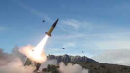 Lockheed Martin og Rheinmetall hefja framleiðslu langdrægra ATACMS-flauga í Evrópu Lockheed Martin og Rheinmetall hefja framleiðslu langdrægra ATACMS-flauga í Evrópu