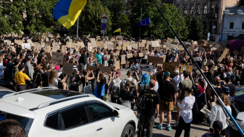 Þúsundir mótmæla einræðistilburðum Zelensky Þúsundir mótmæla einræðistilburðum Zelensky