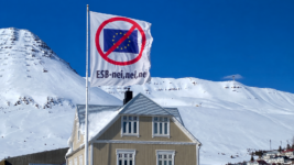 „Nei við ESB“ fána stolið á Siglufirði – Lögreglan rannsakar málið