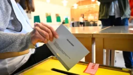 Afar mjótt á munum í kosningunum í Svíþjóð Afar mjótt á munum í kosningunum í Svíþjóð