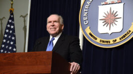 Fyrrverandi forstjóra CIA stefnt fyrir dóm vegna sakamálarannsóknar Fyrrverandi forstjóra CIA stefnt fyrir dóm vegna sakamálarannsóknar