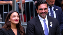 AOC og Mamdani hlógu við minningarathöfn um fórnarlömb hryðjuverkanna 11. september AOC og Mamdani hlógu við minningarathöfn um fórnarlömb hryðjuverkanna 11. september