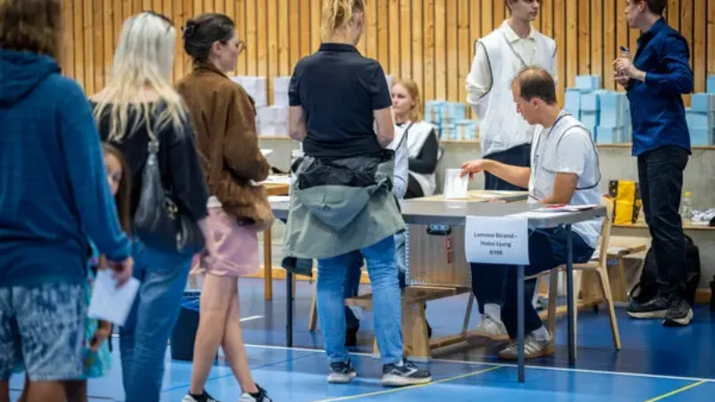Sænska ríkisstjórnin missir meirihlutann samkvæmt útgönguspá Sænska ríkisstjórnin missir meirihlutann samkvæmt útgönguspá