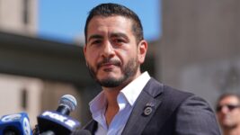 Starfsmaður kosningateymis demókrata rekinn eftir ummæli um erlend fjárframlög og Hamas Starfsmaður kosningateymis demókrata rekinn eftir ummæli um erlend fjárframlög og Hamas