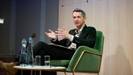 Fyrrverandi ráðgjafi bresku ríkisstjórnarinnar varar við skattahækkunum og aukinni skuldsetningu Fyrrverandi ráðgjafi bresku ríkisstjórnarinnar varar við skattahækkunum og aukinni skuldsetningu