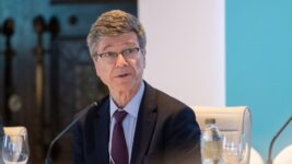 Myndband: Jeffrey Sachs varar við dökkri framtíð Evrópu og segir hernaðarstefnuna stefna álfunni í voða Myndband: Jeffrey Sachs varar við dökkri framtíð Evrópu og segir hernaðarstefnuna stefna álfunni í voða