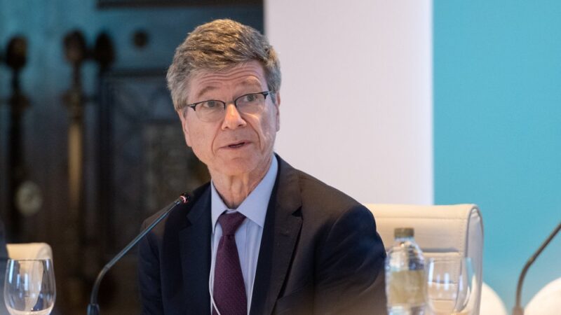 Myndband: Jeffrey Sachs varar við dökkri framtíð Evrópu og segir hernaðarstefnuna stefna álfunni í voða Myndband: Jeffrey Sachs varar við dökkri framtíð Evrópu og segir hernaðarstefnuna stefna álfunni í voða