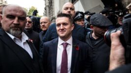 Tommy Robinson segir fjöldainnflutning ógna framtíð Evrópu og krefst brottvísana Tommy Robinson segir fjöldainnflutning ógna framtíð Evrópu og krefst brottvísana