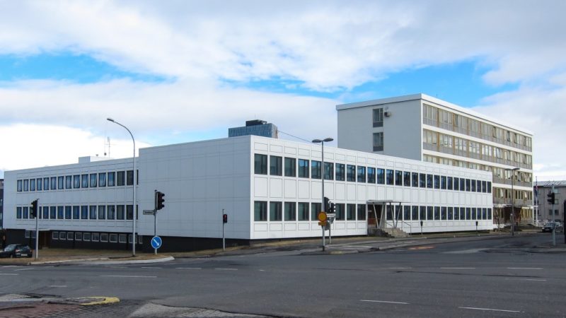 Maður mætti með haglabyssu á lögreglustöðina á Hverfisgötu Maður mætti með haglabyssu á lögreglustöðina á Hverfisgötu